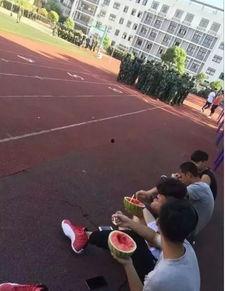 学弟军训吃瓜,学弟们的欢乐时光