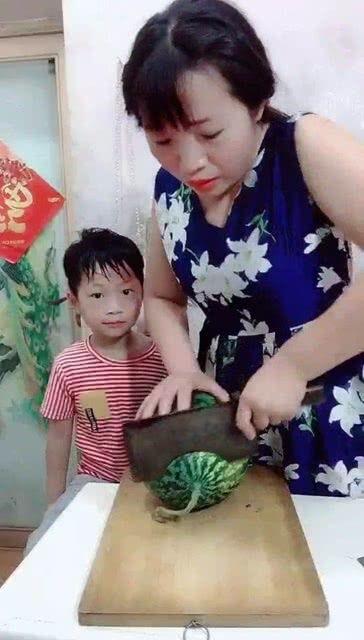学生给母亲吃瓜