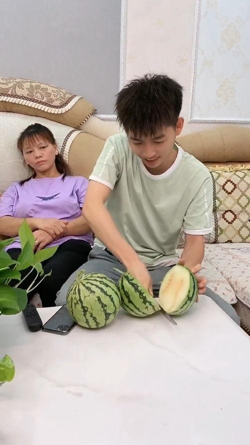 学生给母亲吃瓜