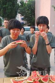 北京男女吃瓜,一瓜激起千层浪