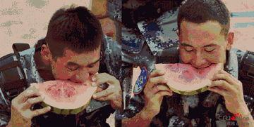 真实男人吃瓜视频,真实男人视角下的吃瓜现场，笑料百出！