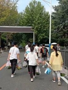 学弟军训吃瓜,学弟们的欢乐时光