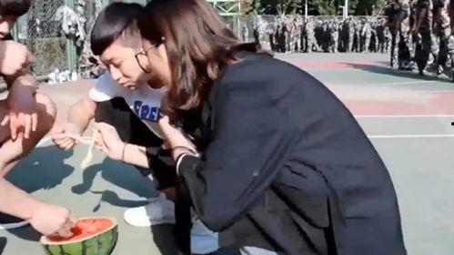 学弟军训吃瓜,学弟们的欢乐时光