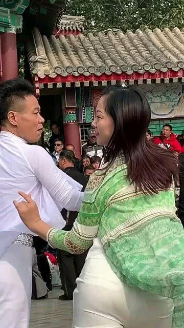 广场舞欢乐吃瓜,全民吃瓜，共享快乐时光