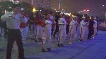 广场舞欢乐吃瓜,全民吃瓜，共享快乐时光