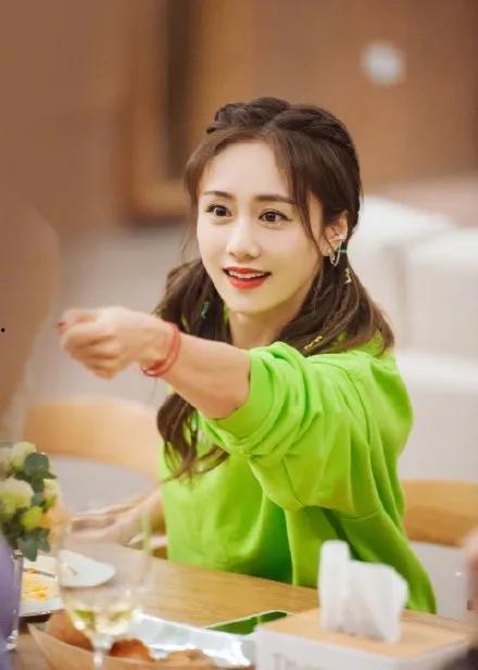 吃瓜姐姐微博,带你领略明星真实生活！”