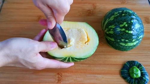 孩子吃瓜的做法,孩子吃瓜的趣味瞬间