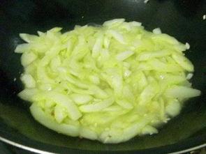 白瓜怎么切丝煮汤吃,家常美味，养生滋补新选择