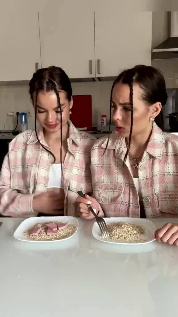 小姐姐吃瓜搞笑视频