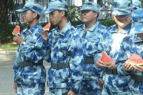 军训遇见吃瓜