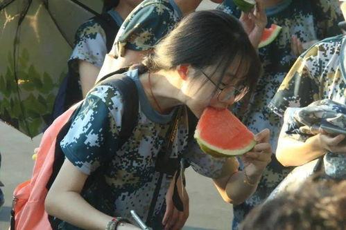 军训遇见吃瓜