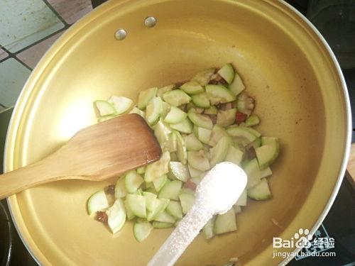 胃疼吃茭瓜,天然食材缓解胃痛新选择